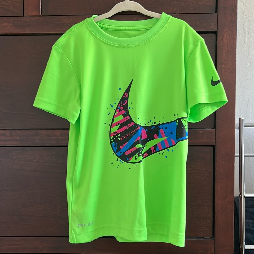 Nike Boys Bright Fluorescent Green Dri-FIT T-shirt Medium (6) (5-6 years)